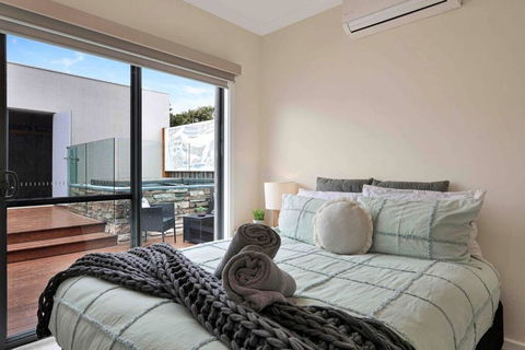 OG Spa Retreat- 3 Bedroom, Spa, Central, Aircon - Accommodation Main Beach 1