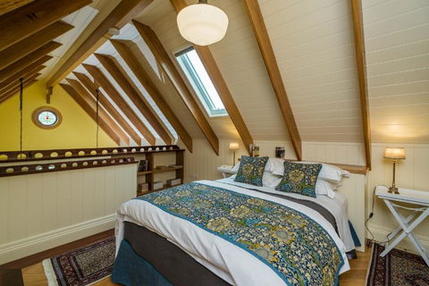 Old Bank Boutique Hotel - Accommodation Main Beach 1