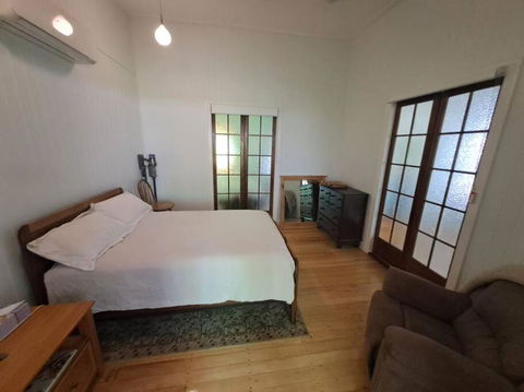 Old Charmer 1 Two Bedroom Walk To Stadium - Accommodation Main Beach 1
