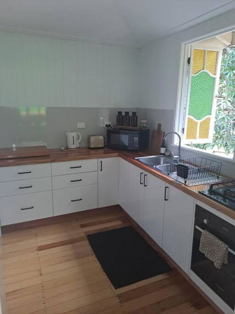 Old Charmer 1 Two Bedroom Walk To Stadium - Accommodation Main Beach 2