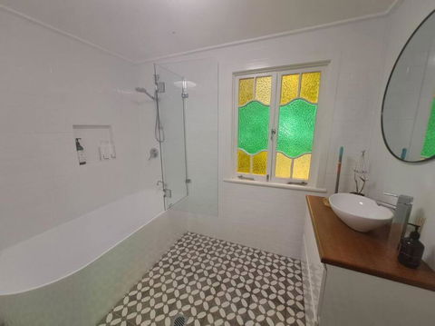 Old Charmer 1 Two Bedroom Walk To Stadium - Accommodation Main Beach 3