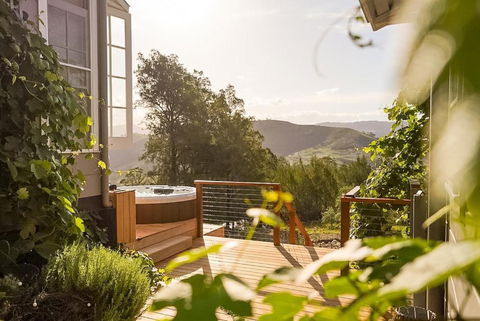 Olive Hill Spa, Views & Home Cinema - Accommodation Main Beach 0