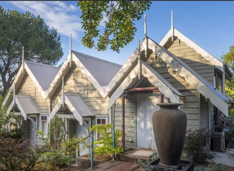 Olive Tree Cottage - Accommodation Main Beach 0