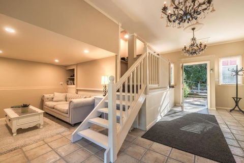 Olive Tree Cottage - Accommodation Main Beach 2