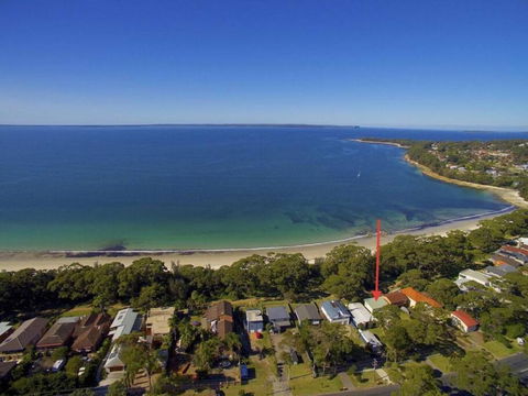 On Collingwood Beach - Upstairs Apartment - Accommodation Main Beach 0