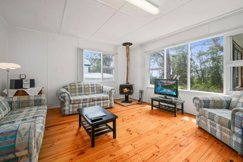 On Collingwood Beach - Upstairs Apartment - Accommodation Main Beach 3