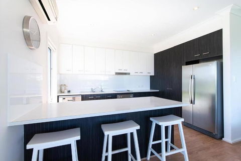 On Seascape - Accommodation Main Beach 1