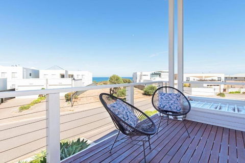 On Seascape - Accommodation Main Beach 3