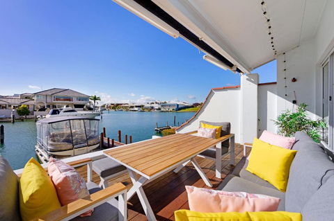 On The Canal In Halls Head - Accommodation Main Beach 0