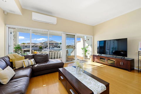 On The Canal In Halls Head - Accommodation Main Beach 1