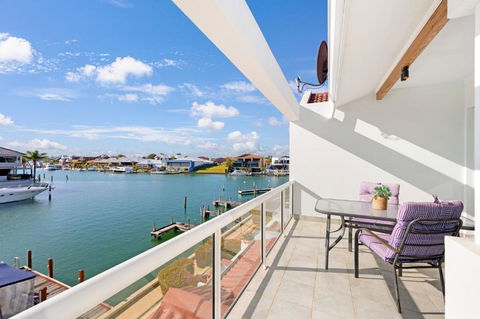 On The Canal In Halls Head - Accommodation Main Beach 3