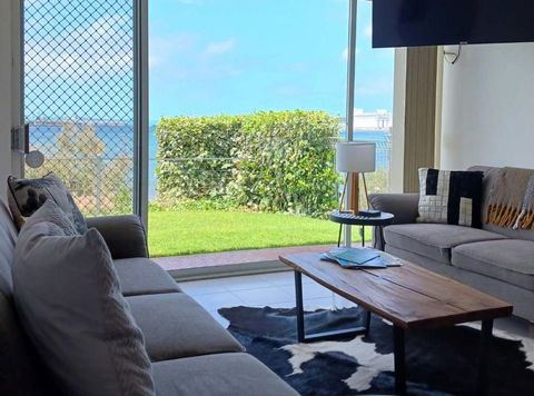 ON THE WATERS EDGE - Accommodation Main Beach 2