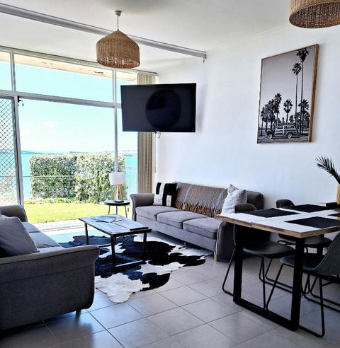 ON THE WATERS EDGE - Accommodation Main Beach 1