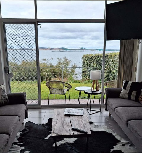 ON THE WATERS EDGE - Accommodation Main Beach 0