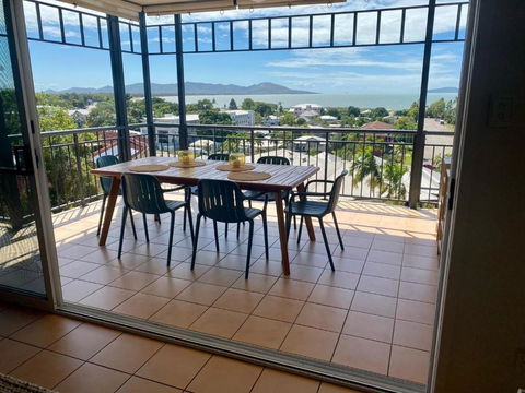 On Top Of The World On Bundock - Accommodation Main Beach 1