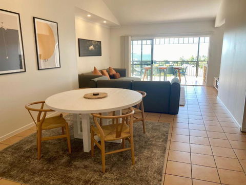 On Top Of The World On Bundock - Accommodation Main Beach 3