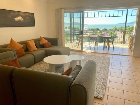 On Top Of The World On Bundock - Accommodation Main Beach 2