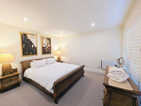 ONE Luxury Apartment - Accommodation Main Beach 2