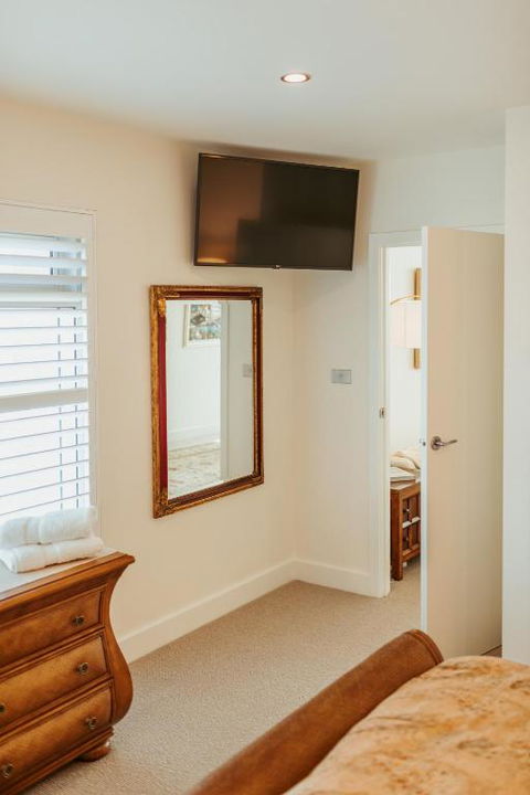 ONE Luxury Apartment - Accommodation Main Beach 3