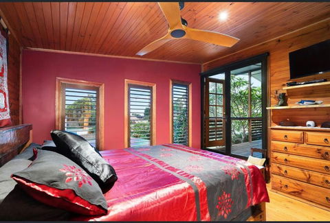 ONE OF A KIND Vacation Rental- Berkeley Vale - Accommodation Main Beach 1