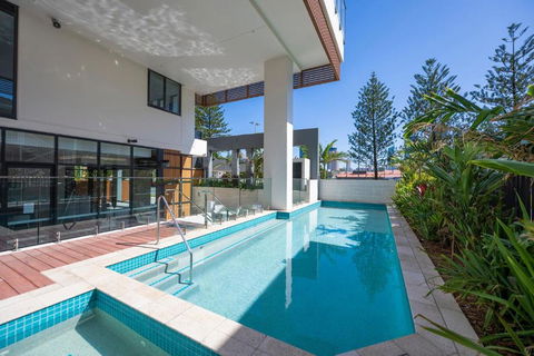 Opulent Ocean Opus -25th Floor - Accommodation Main Beach 1