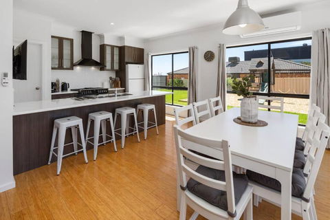 Oriana Grande- 5 Bdrm Sleeps 14 Beach View Wifi - Accommodation Main Beach 3