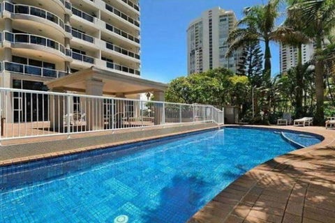Oscar On Main 2B - Heart Of Main Beach Ocean Views - Accommodation Main Beach 1