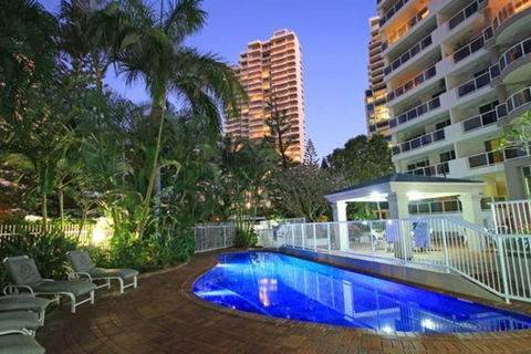 Oscar On Main 2B - Heart Of Main Beach Ocean Views - Accommodation Main Beach 3
