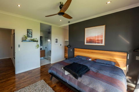 Oscuro Retreat - Accommodation Main Beach 3