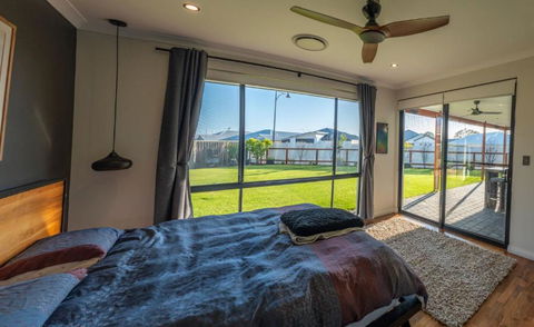 Oscuro Retreat - Accommodation Main Beach 2