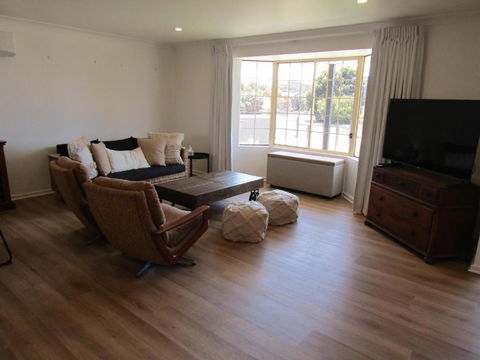 Our Little Beach House - Accommodation Main Beach 3