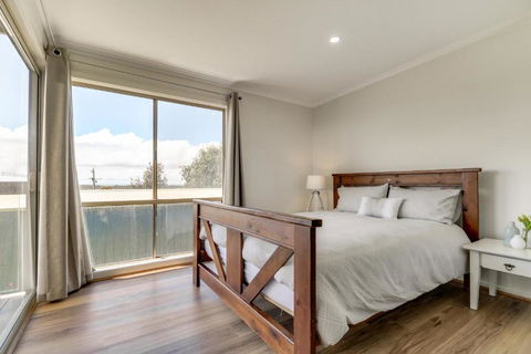 Outlook Views - Accommodation Main Beach 1