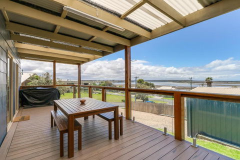 Outlook Views - Accommodation Main Beach 2