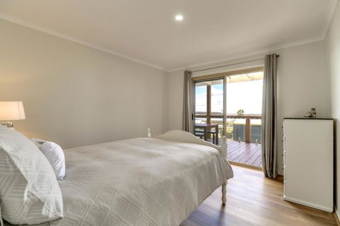 Outlook Views - Accommodation Main Beach 3