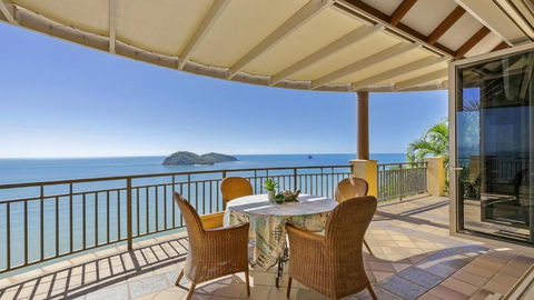 Outstanding - Accommodation Main Beach 0
