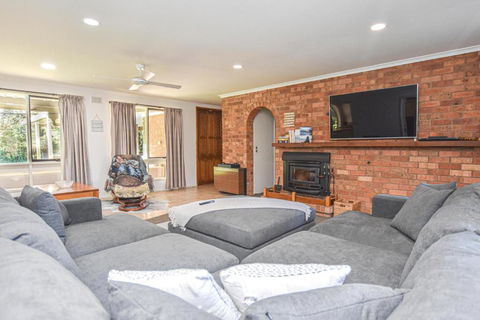 Ovens Valley Retreat - Accommodation Main Beach 3