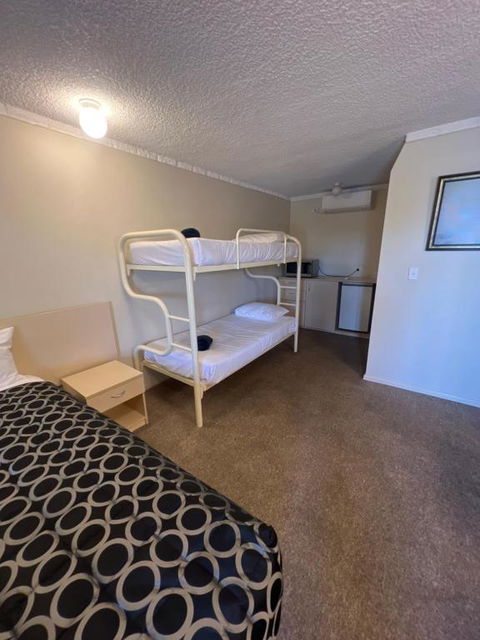 OVERLANDER MOTOR LODGE - Accommodation Main Beach 3