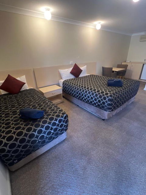 OVERLANDER MOTOR LODGE - Accommodation Main Beach 2