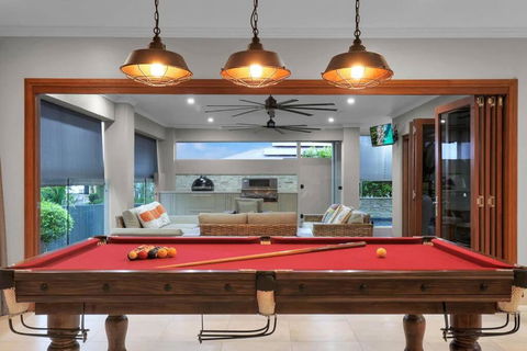 Oversized Luxury- A Corporate & Family Heaven - Accommodation Main Beach 0