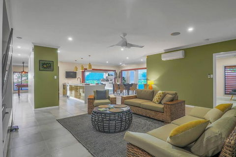 Oversized Luxury- A Corporate & Family Heaven - Accommodation Main Beach 1
