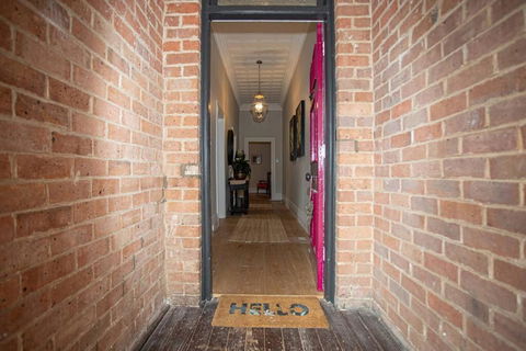Oxbridge- Period Home In Central Goulburn - Accommodation Main Beach 2