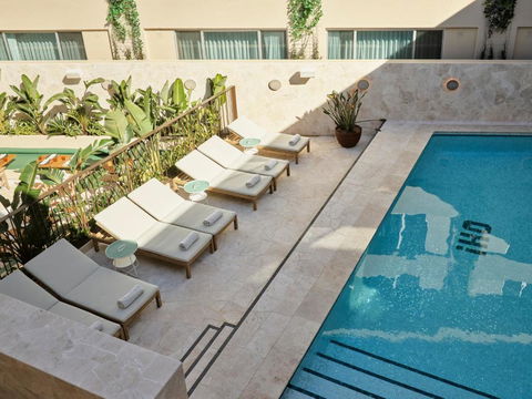 Oxford House - Accommodation Main Beach 0