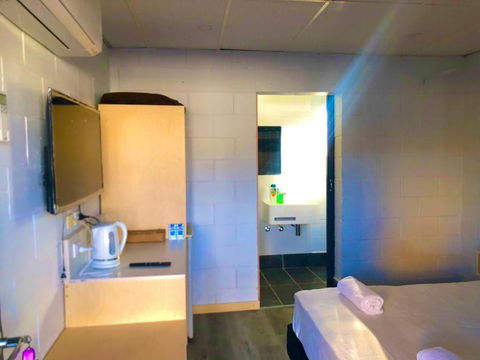 OXFORD HOTEL MOTEL - Accommodation Main Beach 0