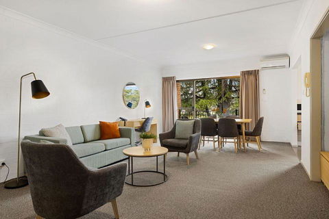 Oxley Court Serviced Apartments - Accommodation Main Beach 0