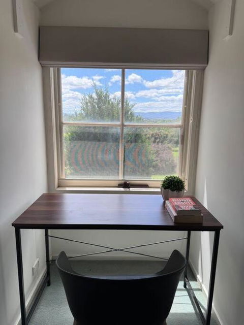Oz Farmhouse With BBQ Private Backyard Booth 4events - Accommodation Main Beach 1