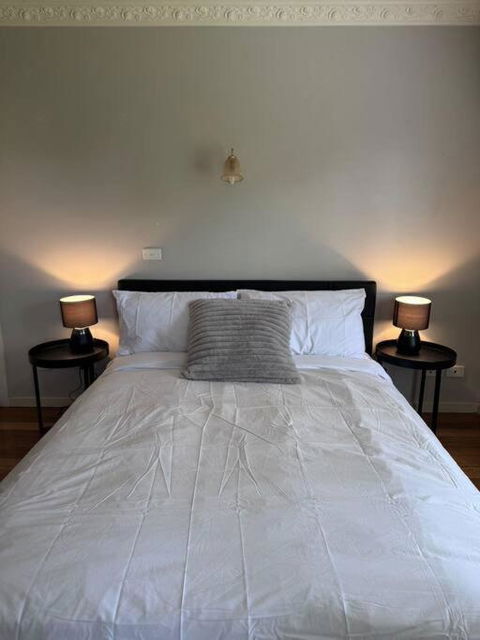 Oz Farmhouse With BBQ Private Backyard Booth 4events - Accommodation Main Beach 2