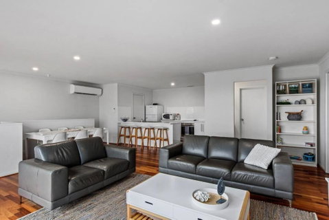 One Merino Panoramic Beach House Modern Sleeps 10 - Accommodation Main Beach 2