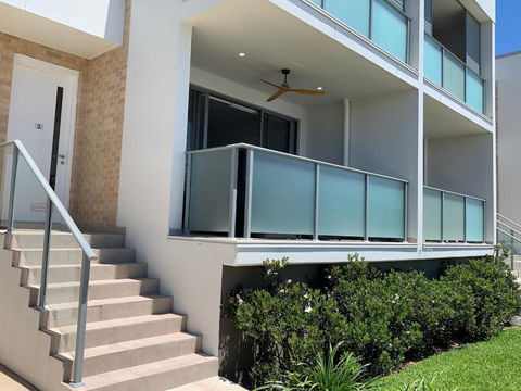 One Bedroom Townhouse Near Beach - Accommodation Main Beach 0