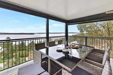 Overlook Nook - The Best Views In The Area - Accommodation Main Beach 0