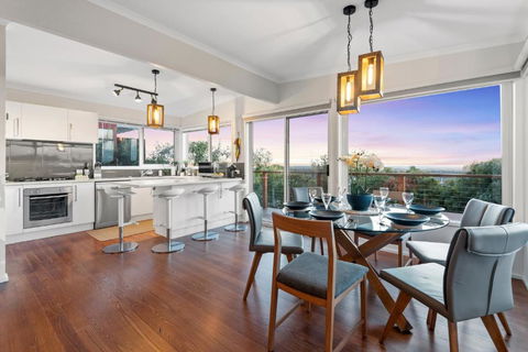 Oceanview 3-Bed Family Home With Cinema Room - Accommodation Main Beach 0